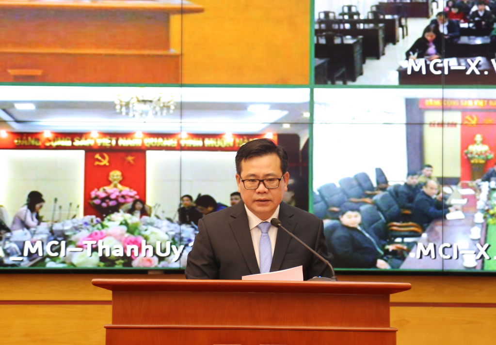 Đồng chí Hoàng Bá Nam, Bí thư Thành ủy Móng Cái, báo cáo tại hội nghị.