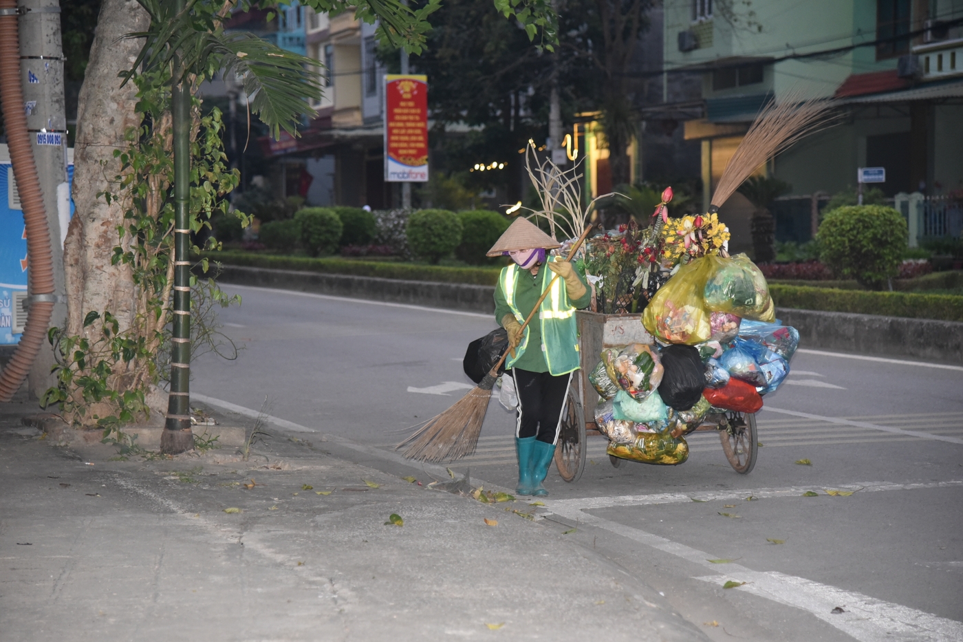 Rạng sáng là lúc các xe rác đầy có ngọn, được tập kết để xe chuyên dụng chuyển đi, trả lại phố phường sạch đẹp.