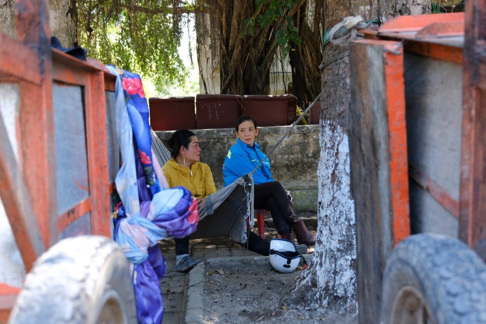 Công nhân mong địa phương có bãi tập kết rác mới để tiếp tục làm việc. Ảnh: Phong Linh. 