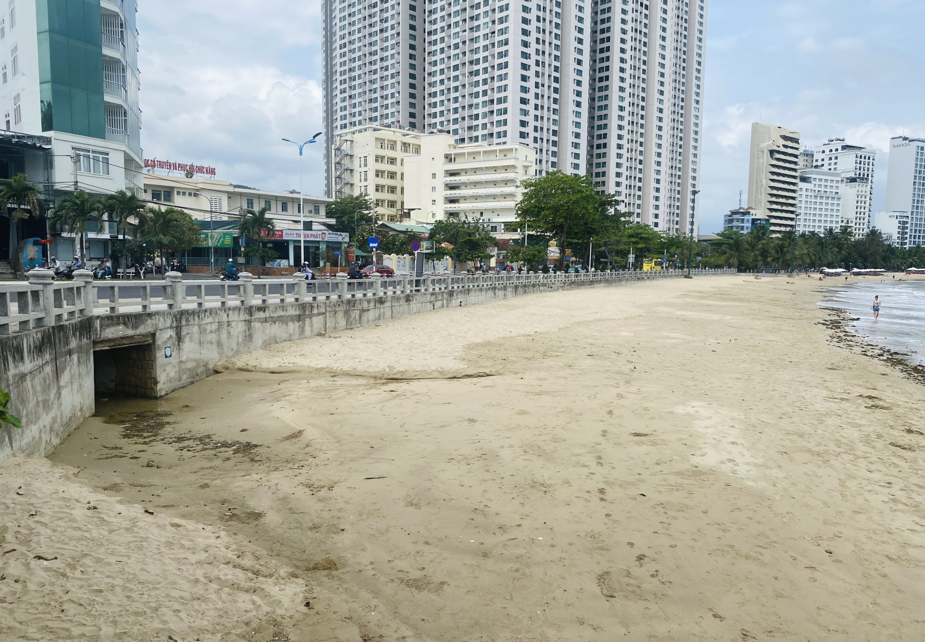 Khu vực cửa xả Đặng Tất (đường Phạm Văn Đồng, TP. Nha Trang) đã xư lý tình trạng nước thải chảy ra biển.