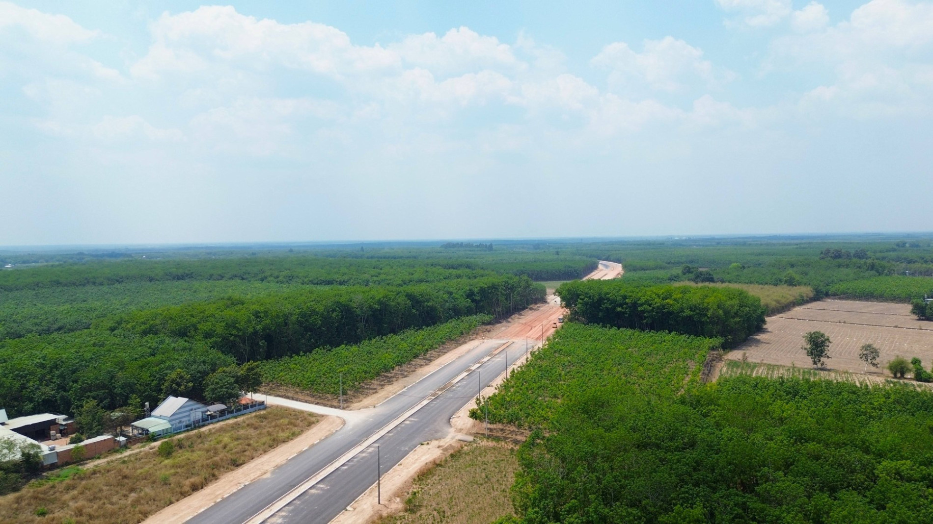 Bình Dương: Hình ảnh đường 6 làn xe nối Bắc Tân Uyên - Phú Giáo - Bàu Bàng sắp hoàn thiện