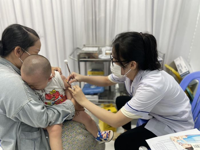 Để phòng bệnh, phụ huynh cần đưa trẻ di tiêm vaccine theo đúng lịch.