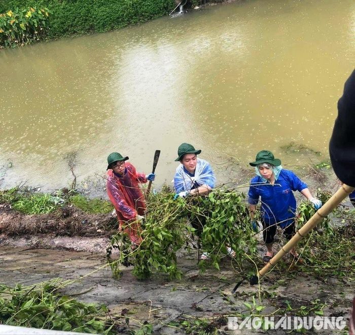 Dù đồ bảo hộ còn thô sơ nhưng các thành viên Đội thanh niên tình nguyện &quot;Bảo vệ dòng sông quê hương&quot; của Đoàn xã Hồng Phong (Nam Sách) vẫn luôn nhiệt tình, trách nhiệm với công việc