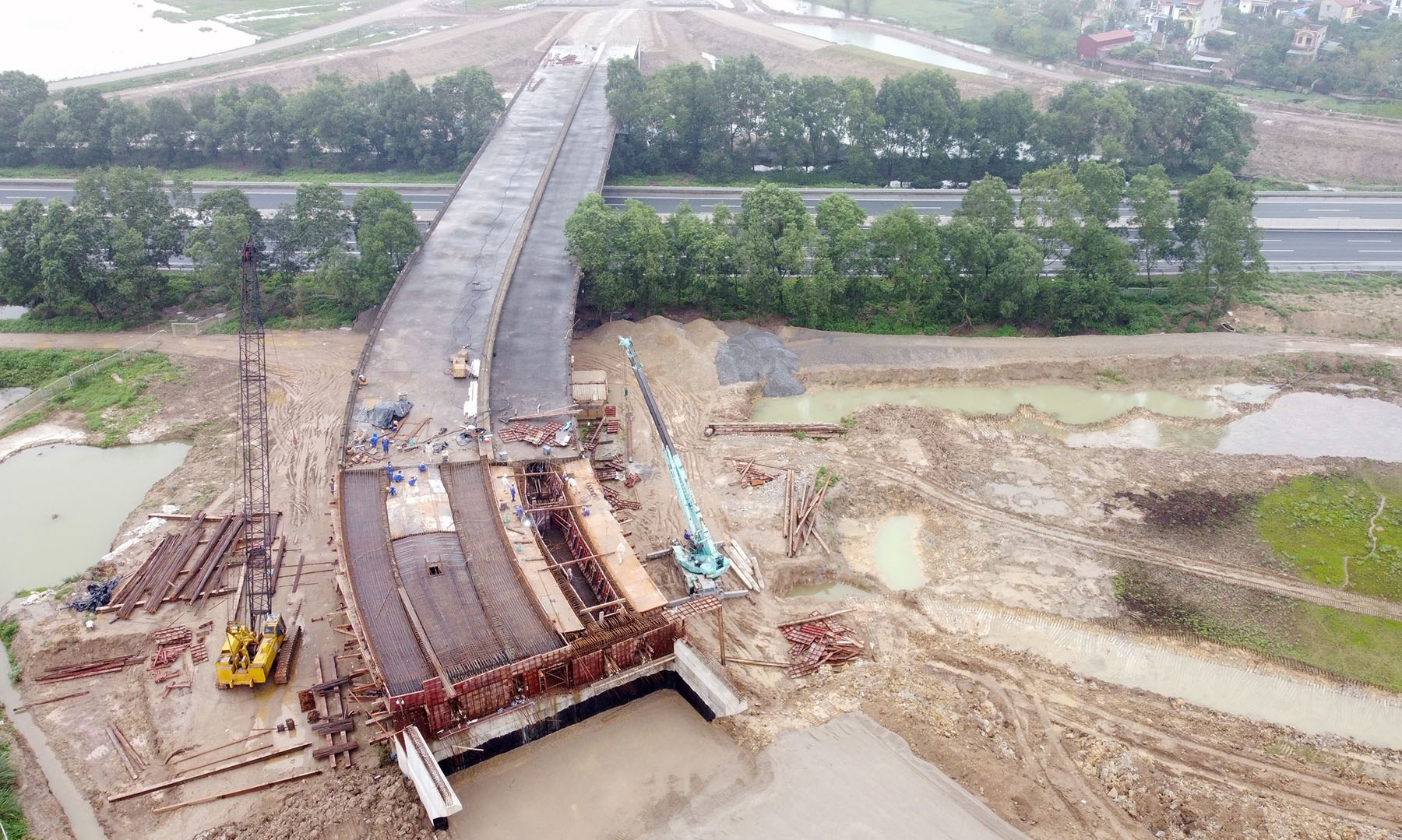 Nút giao Tân Phúc - Bãi Sậy trên cao tốc Hà Nội - Hải Phòng đang thành hình ở Hưng Yên