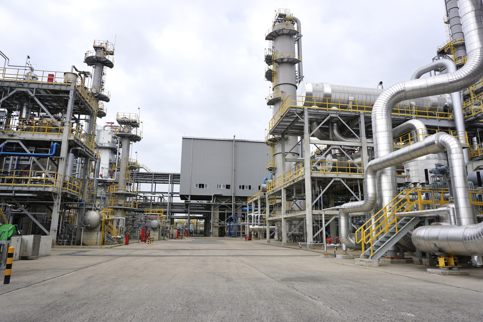 Các KCN của tỉnh định hướng thu hút các dự án có quy mô lớn, hiện đại, sử dụng công nghệ thân thiện môi trường. Trong ảnh: Nhà máy sản xuất Polypropylene (PP) và Kho ngầm chứa khí hóa lỏng của Hyosung tại KCN Cái Mép, TX. Phú Mỹ.