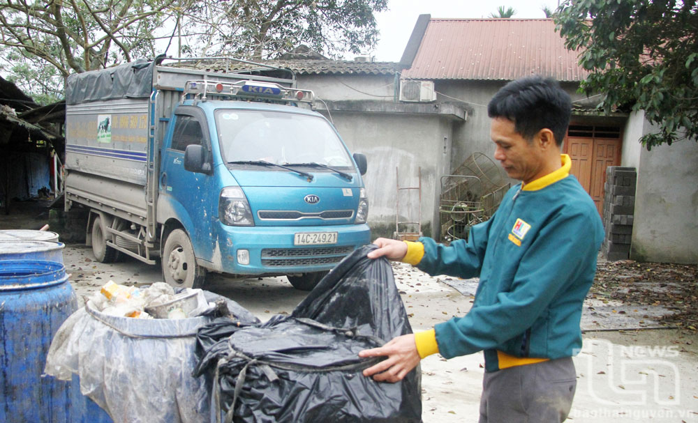 Anh Quách Thanh Bình (ở xóm Cà Phê, xã Minh Lập, Đồng Hỷ) ủ men thức ăn thừa trước khi cho bò ăn.