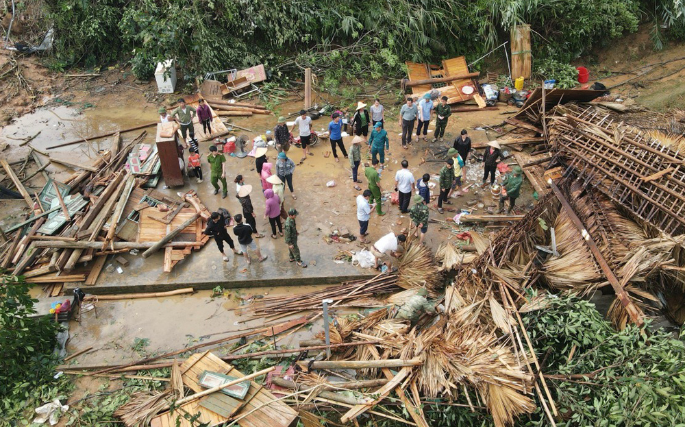 Văn Yên: Dông lốc làm 3 nhà dân sập đổ, 20 nhà tốc mái
