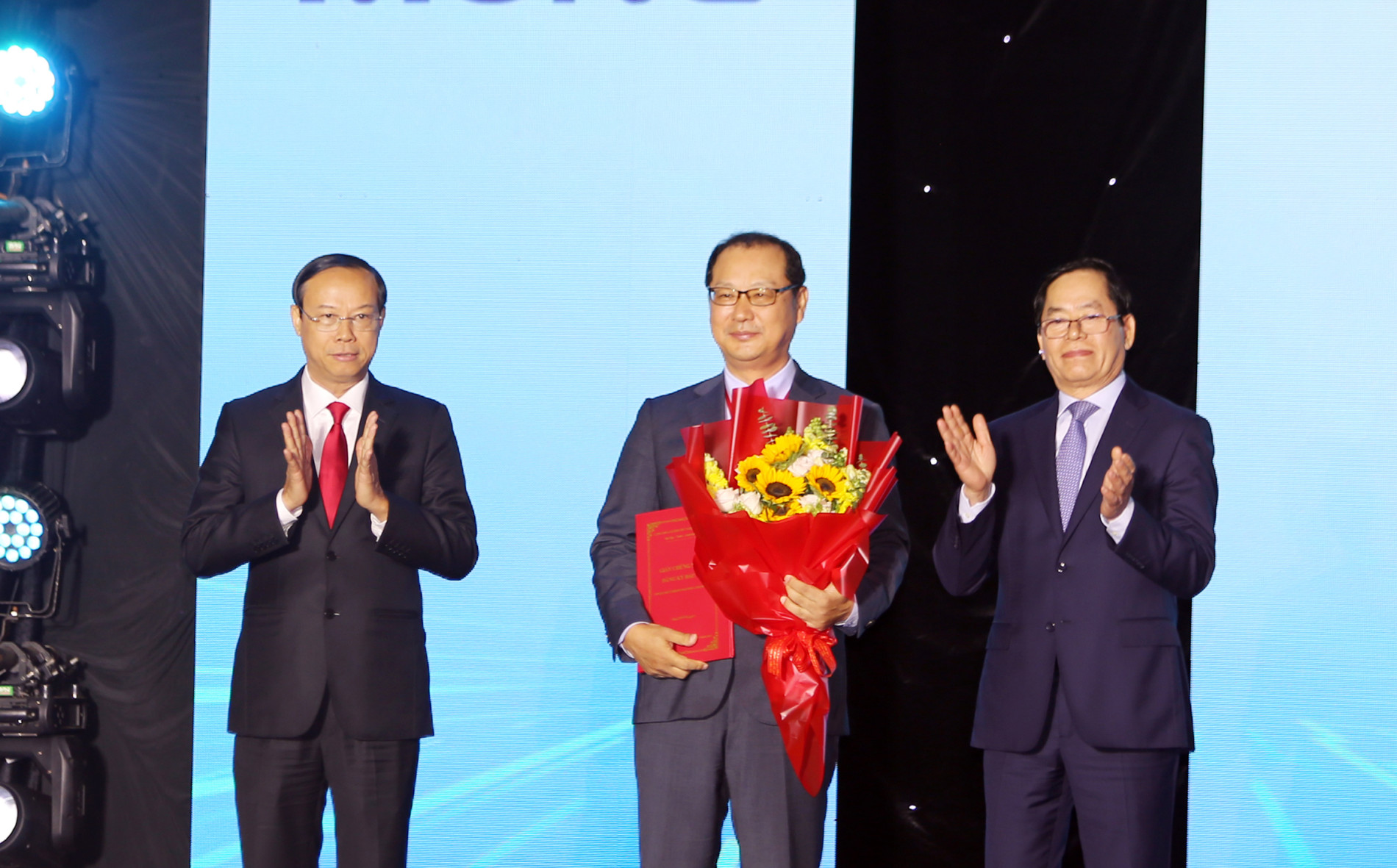 Lãnh đạo tỉnh trao nhận Giấy chứng nhận đăng ký đầu tư cho dự án sản xuất Bio-based (1,4 Butanediol) BDO tại KCN Phú Mỹ II của Công ty TNHH Hyosung Đồng Nai.