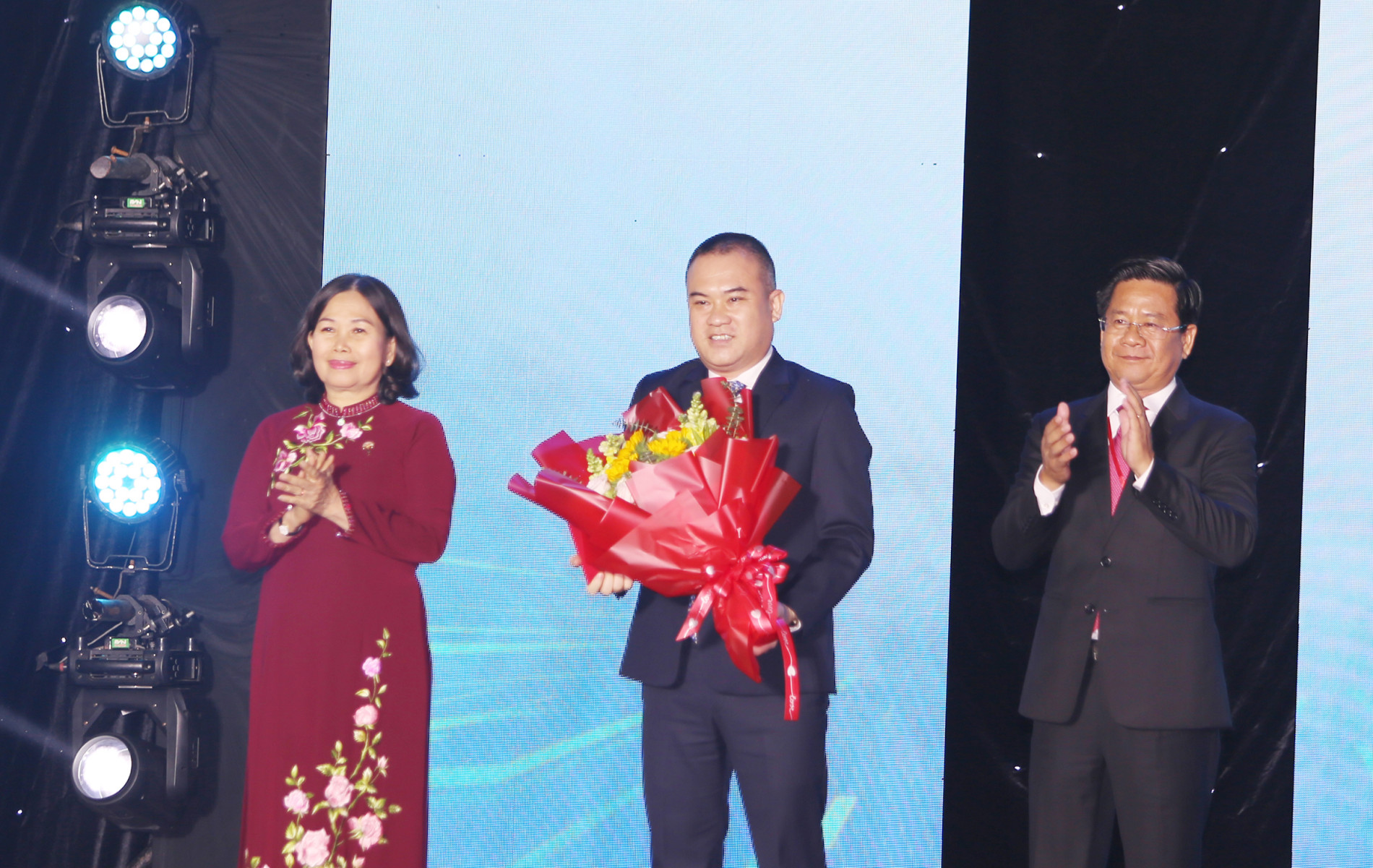 Lãnh đạo tỉnh trao nhận Giấy chứng nhận đăng ký đầu tư dự án cơ sở lưu trú công nhân tại Khu công nghiệp chuyên sâu Phú Mỹ 3 cho đại diện Công ty CP Thanh Bình Phú Mỹ.