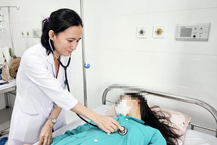 Một bệnh nhân đang điều trị nghi ngộ độc ở Nha Trang. Ảnh: N.X