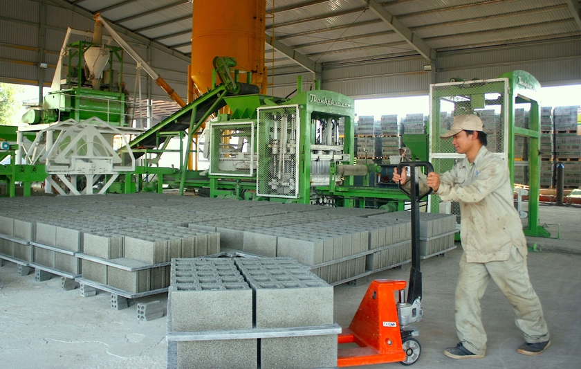 Sản xuất gạch không nung tại Nhà máy Gạch ngói không nung Tiến Minh Gia Lai (Cụm Công nghiệp Diên Phú, TP. Pleiku). Ảnh: Hà Duy