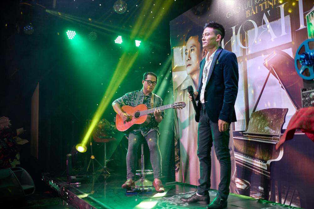 Hoài Phú được nhạc sĩ  Nguyễn Hà động viên khi ra mắt Album nhạc xưa 