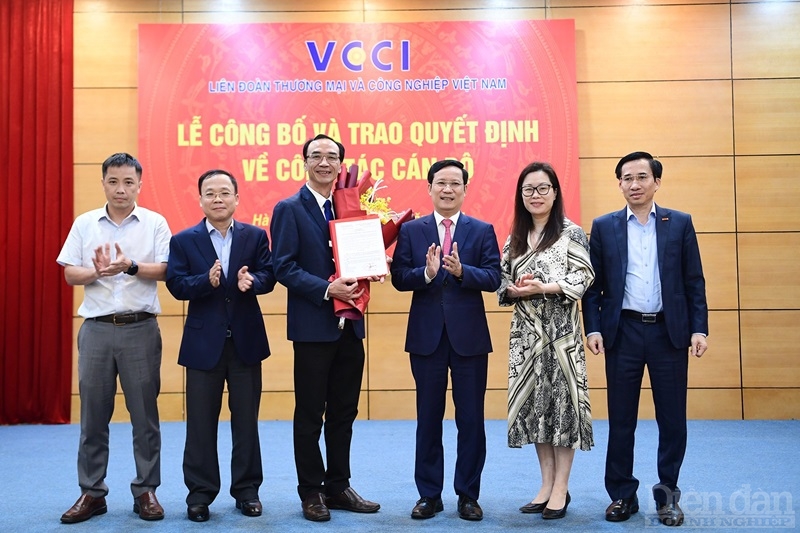 VCCI công bố và trao quyết định bổ nhiệm Tổng Biên tập Diễn đàn Doanh nghiệp- Ảnh 2.