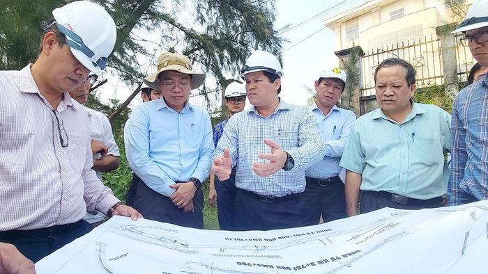 Phó Chủ tịch UBND tỉnh Quảng Ngãi Trần Phước Hiền dẫn đầu Đoàn công tác của tỉnh đi kiểm tra thực tế các dự án trên địa bàn Khu kinh tế Dung Quất.