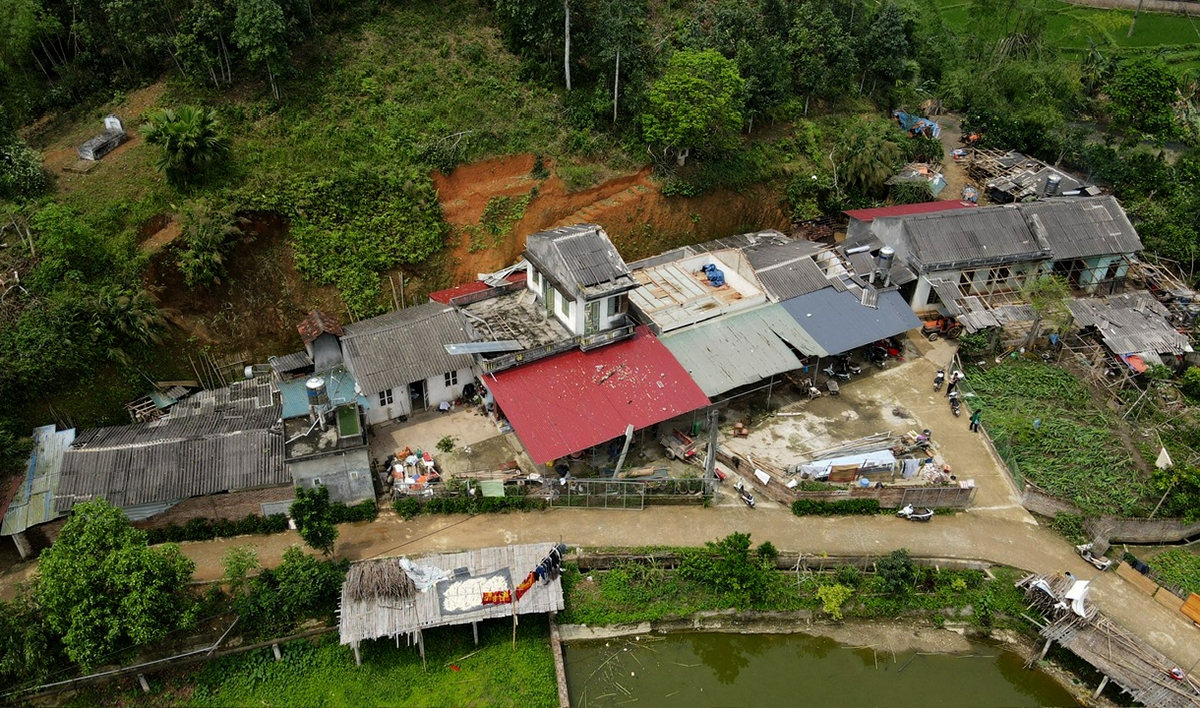 Nhà ở của một số hộ dân thôn Nà Búng, xã Quân Hà, huyện Bạch Thông bị tốc mái.