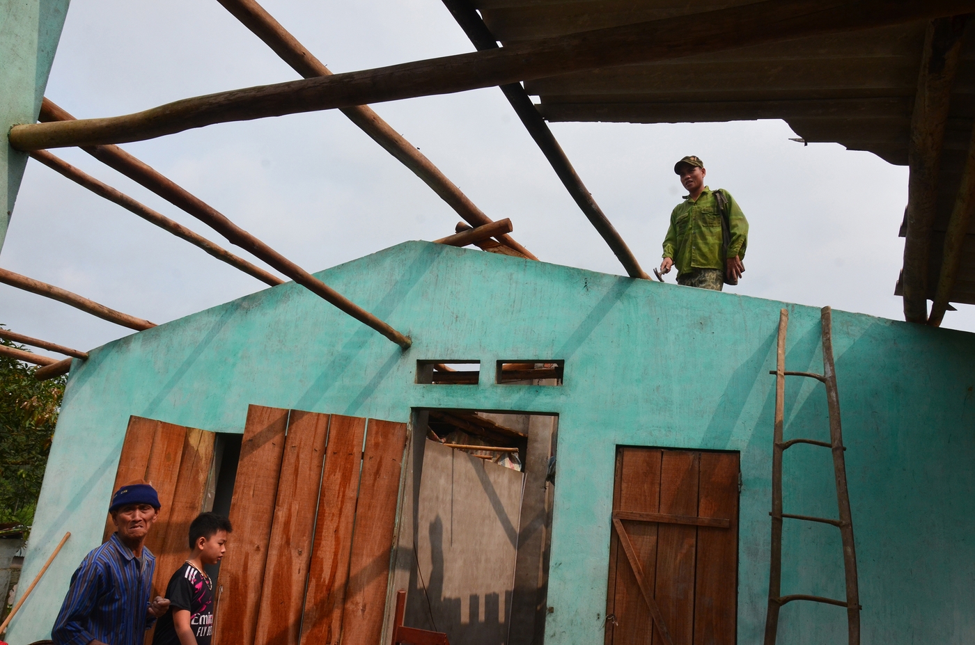 Nhà ở của người dân thôn Khau Mạ, xã Quân Hà (Bạch Thông) bị tốc mái.