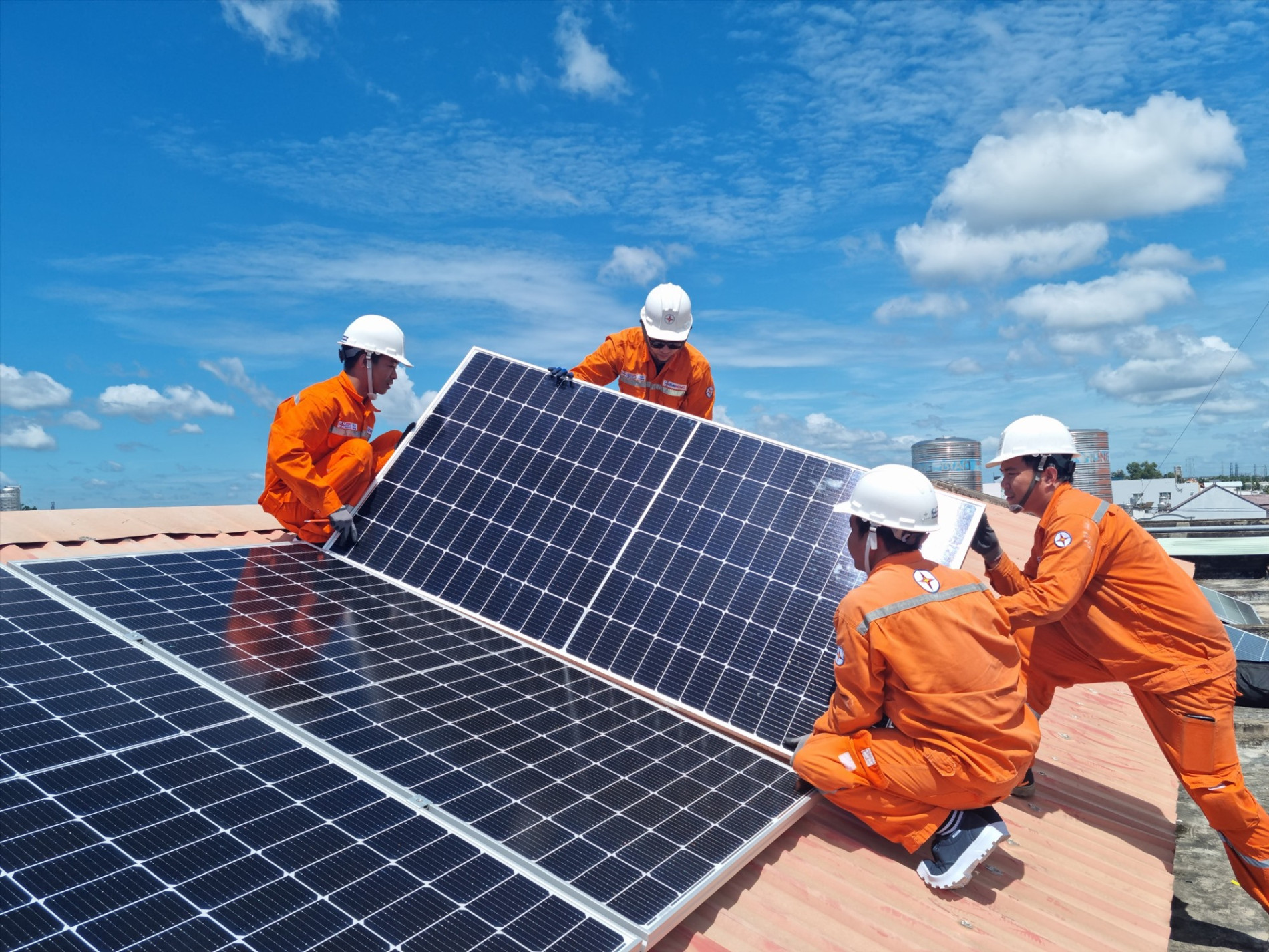 Thông báo kết luận của Phó Thủ tướng Chính phủ Trần Hồng Hà về xây dựng, ban hành cơ chế khuyến khích phát triển điện mặt trời áp mái lắp đặt tại nhà dân, cơ quan công sở, khu công nghiệp