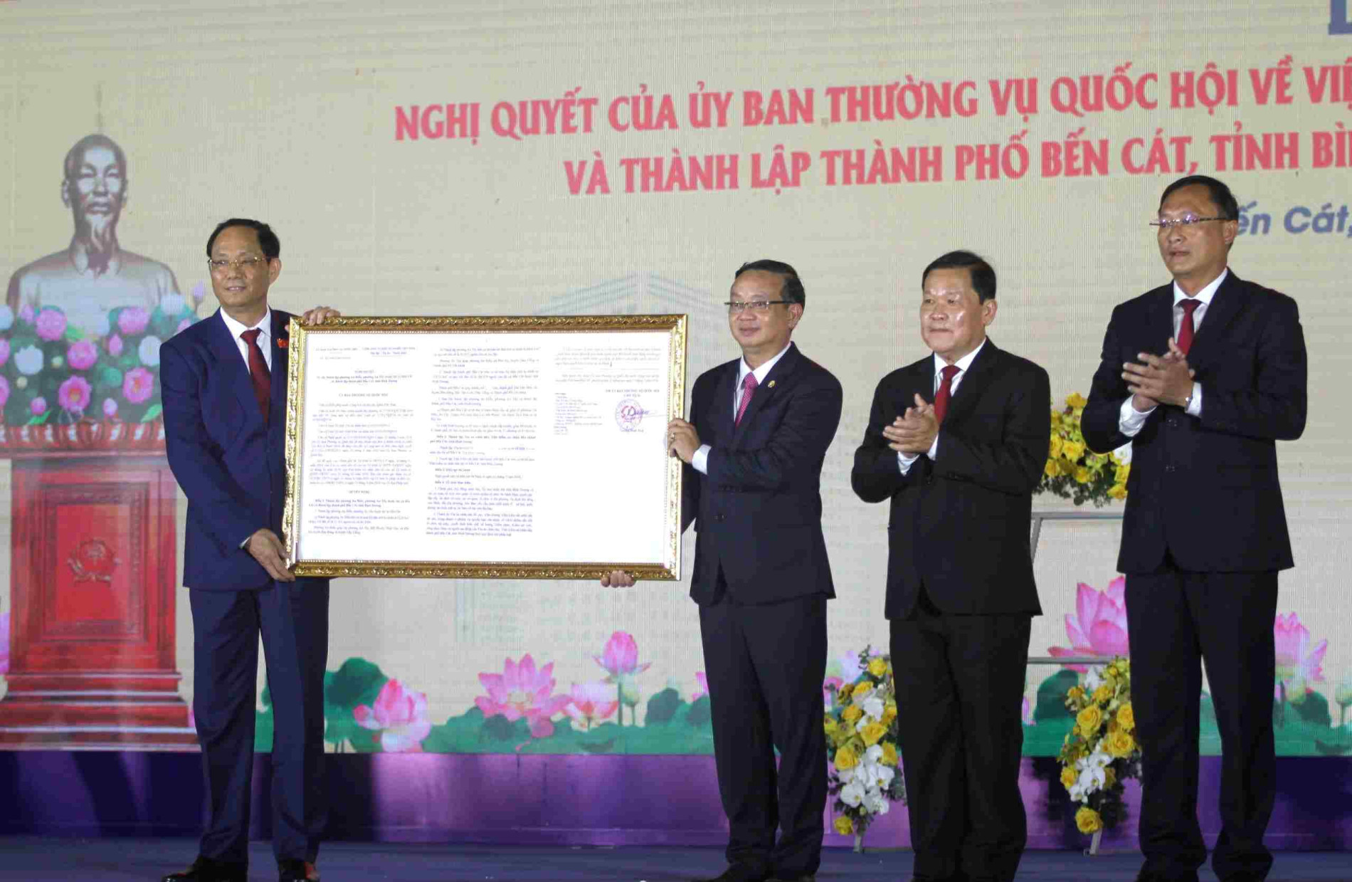 Thượng tướng Trần Quang Phương - Phó Chủ tịch Quốc Hội đã công bố Nghị quyết thành lập thành phố Bến Cát.