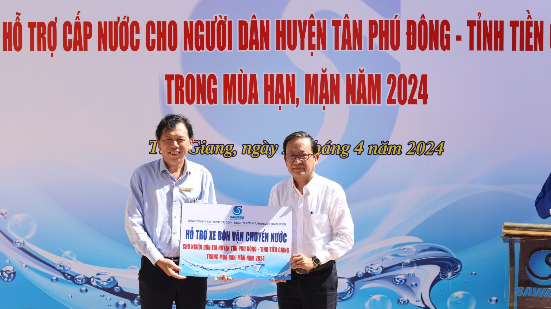 Sawaco hỗ trợ nước sạch cho bà con vùng hạn, mặn tại huyện Tân Phú Đông, tỉnh Tiền Giang.