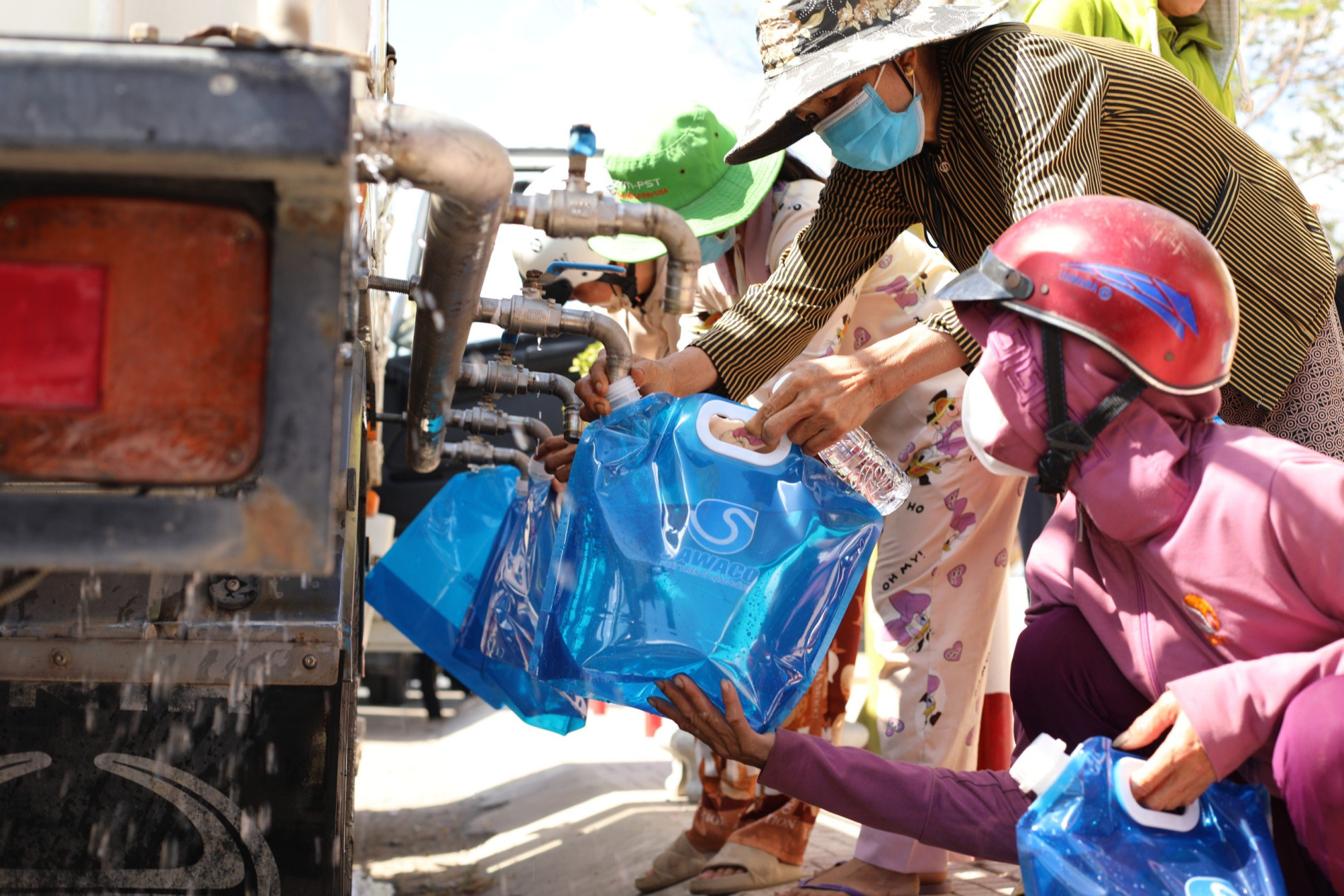 Sawaco hỗ trợ nước sạch cho bà con vùng hạn, mặn tại huyện Tân Phú Đông, tỉnh Tiền Giang.