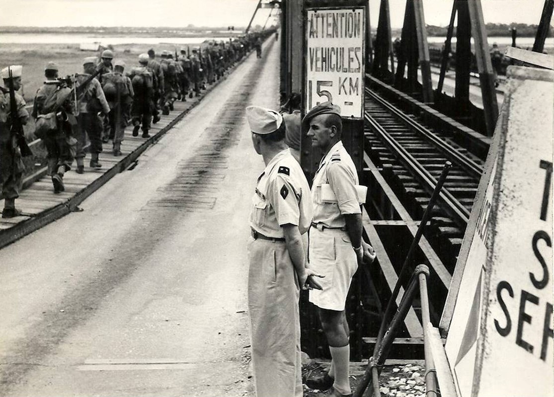 Hình 3: Những người lính Pháp cuối cùng rút khỏi Hà Nội qua cầu Long Biên ngày 9/10/1954