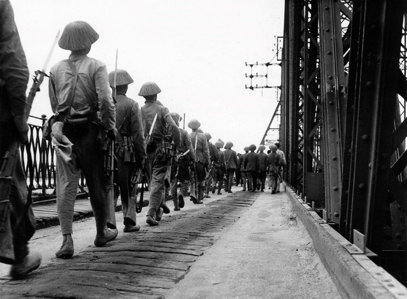 Hình 4: Bộ đội vào tiếp quản thủ đô này 10/10/1954 đi qua cầu Long Biên