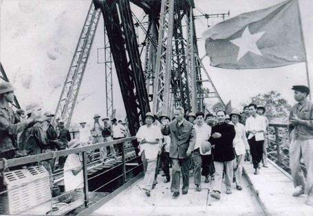 Hình 5: Thủ tướng Phạm Văn Đồng thăm công trường khôi phục cầu Long Biên năm 1973.