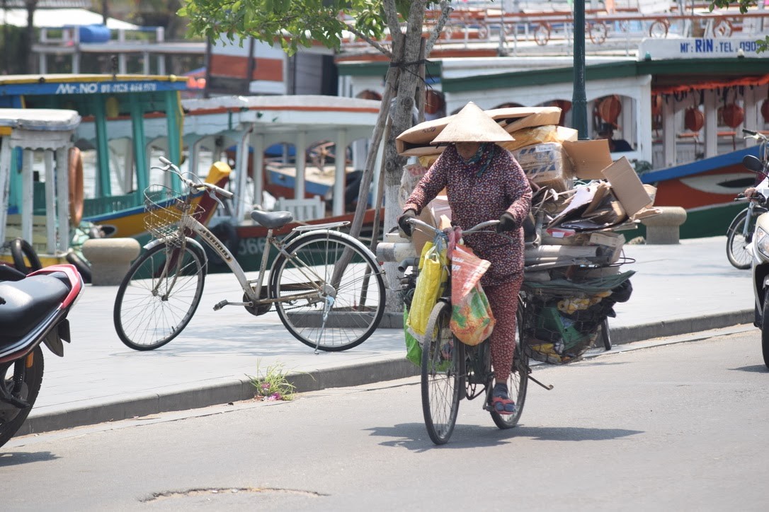 Ve chai ở Việt Nam chủ yếu được những người lao động đi xe đạp thu gom rác tái chế để bán. Ảnh: UNDP