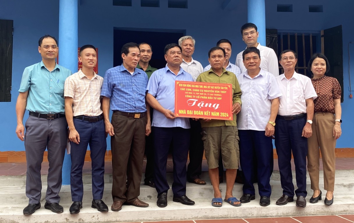Chủ tịch UBND tỉnh Lê Ánh Dương dự trao nhà đại đoàn kết tại xã Lan Giới