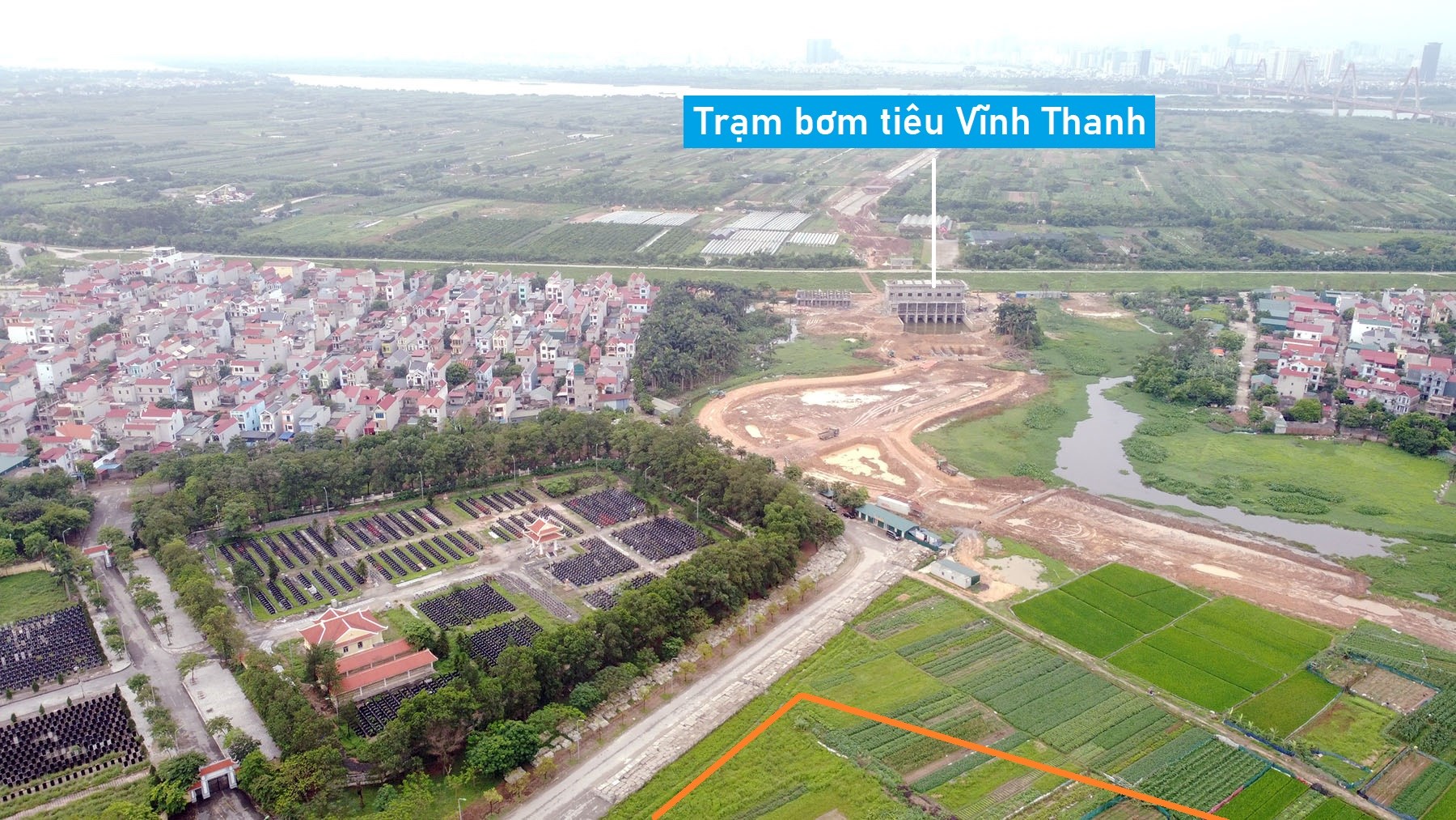 Toàn cảnh vị trí đang xây hồ điều hòa gần cầu Nhật Tân, Đông Anh, Hà Nội
