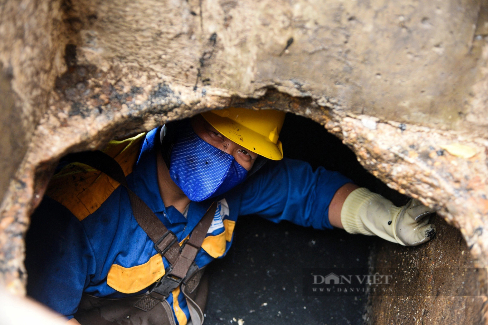 Khám phá những cống ngầm tối om và hôi hám, công nhân phải &quot;chui rúc&quot; móc từng nắm bùn, rác thải- Ảnh 8.