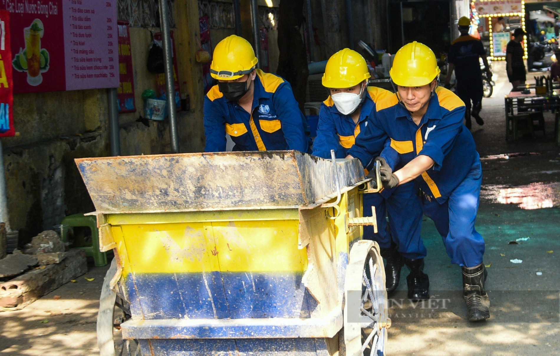 Khám phá những cống ngầm tối om và hôi hám, công nhân phải &quot;chui rúc&quot; móc từng nắm bùn, rác thải- Ảnh 14.