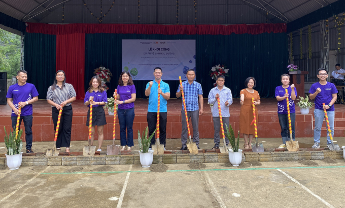 Đại diện Quỹ Hy vọng, Sanofi Việt Nam và địa phương khởi công dự án tại huyện Tam Đường. Ảnh: Thanh Nga.