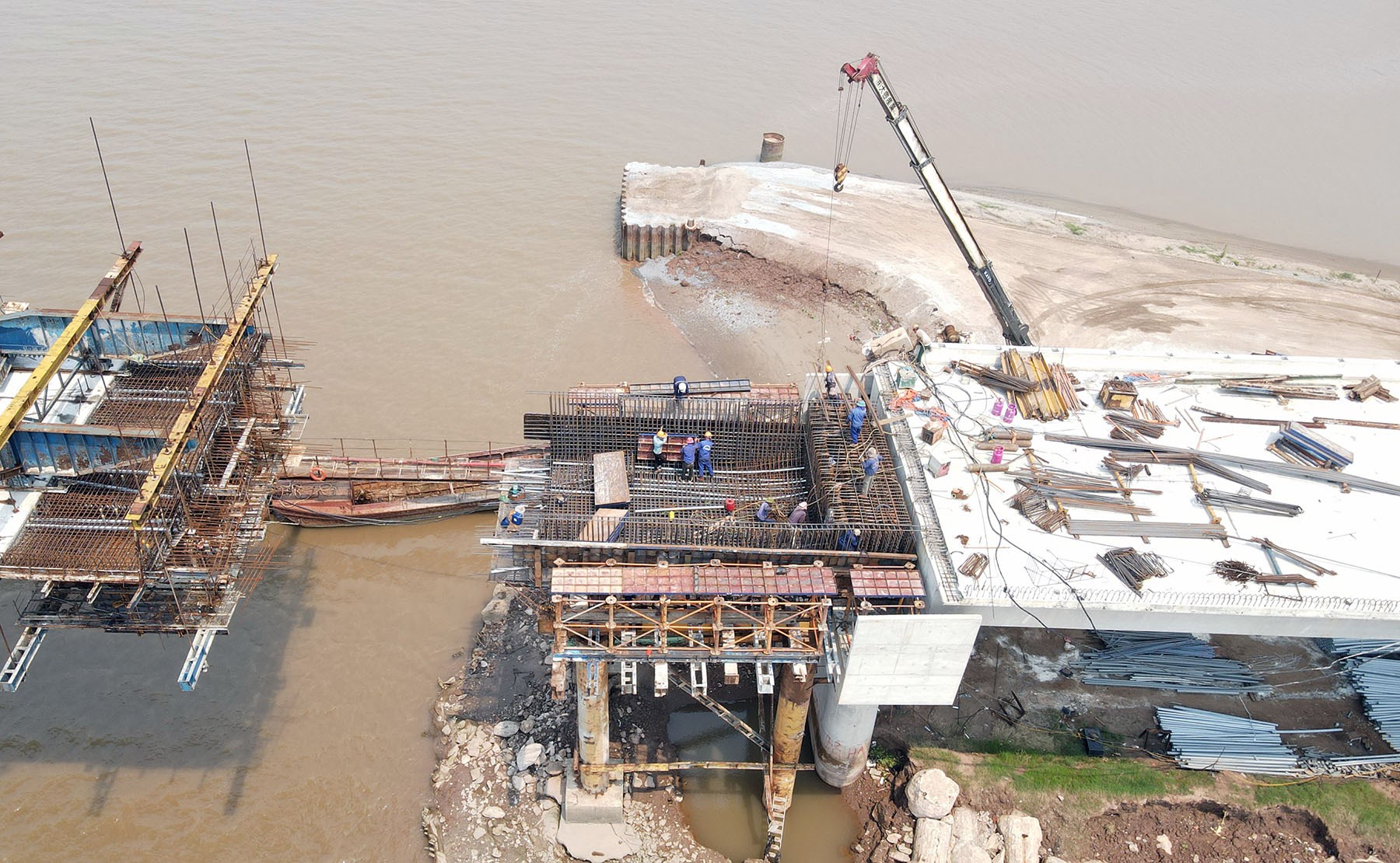 Cầu vượt sông Hồng trên đường ven biển nối Thái Bình - Nam Định sau hơn 3 năm khởi công