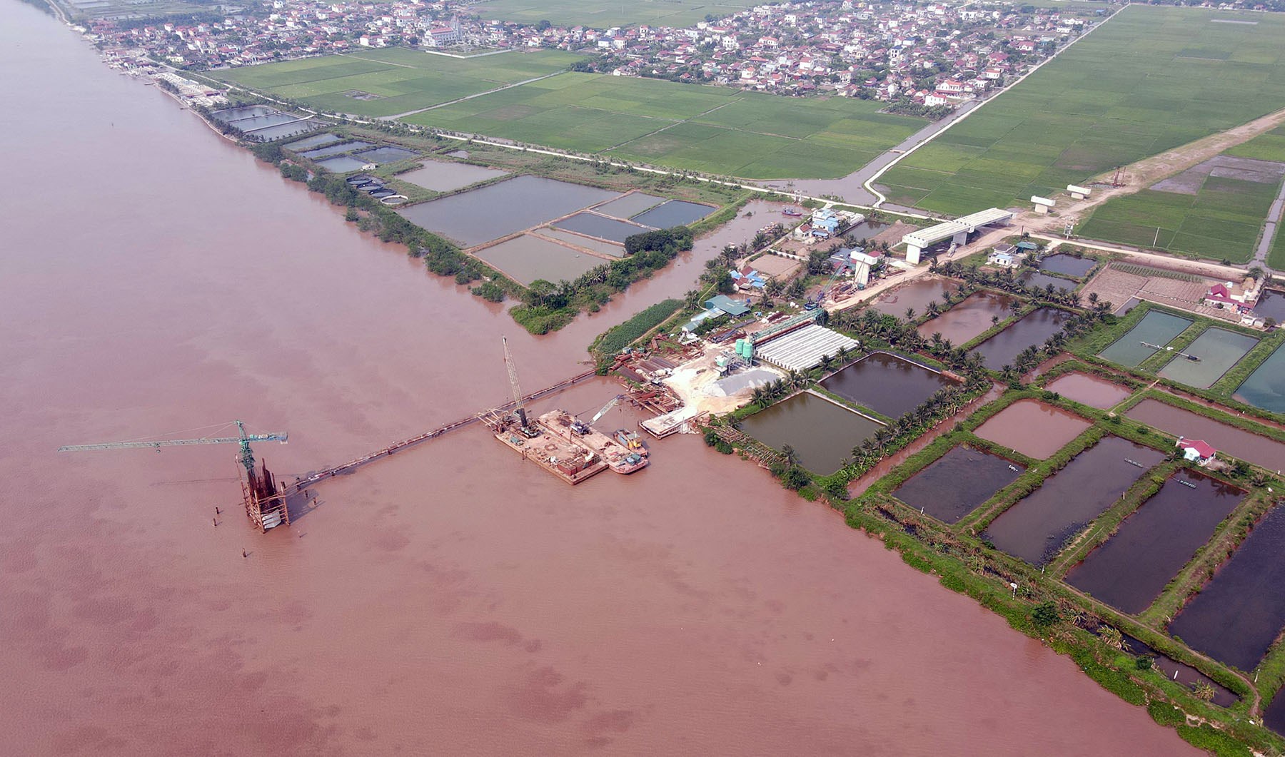 Cầu vượt sông Đáy trên đường ven biển nối Ninh Bình - Nam Định sau hơn năm thi công