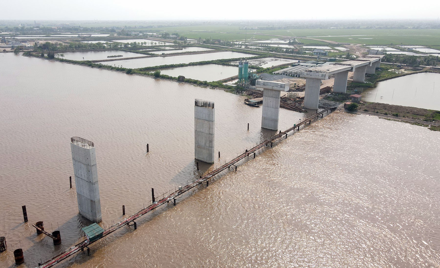 Cầu vượt sông Đáy trên đường ven biển nối Ninh Bình - Nam Định sau hơn năm thi công