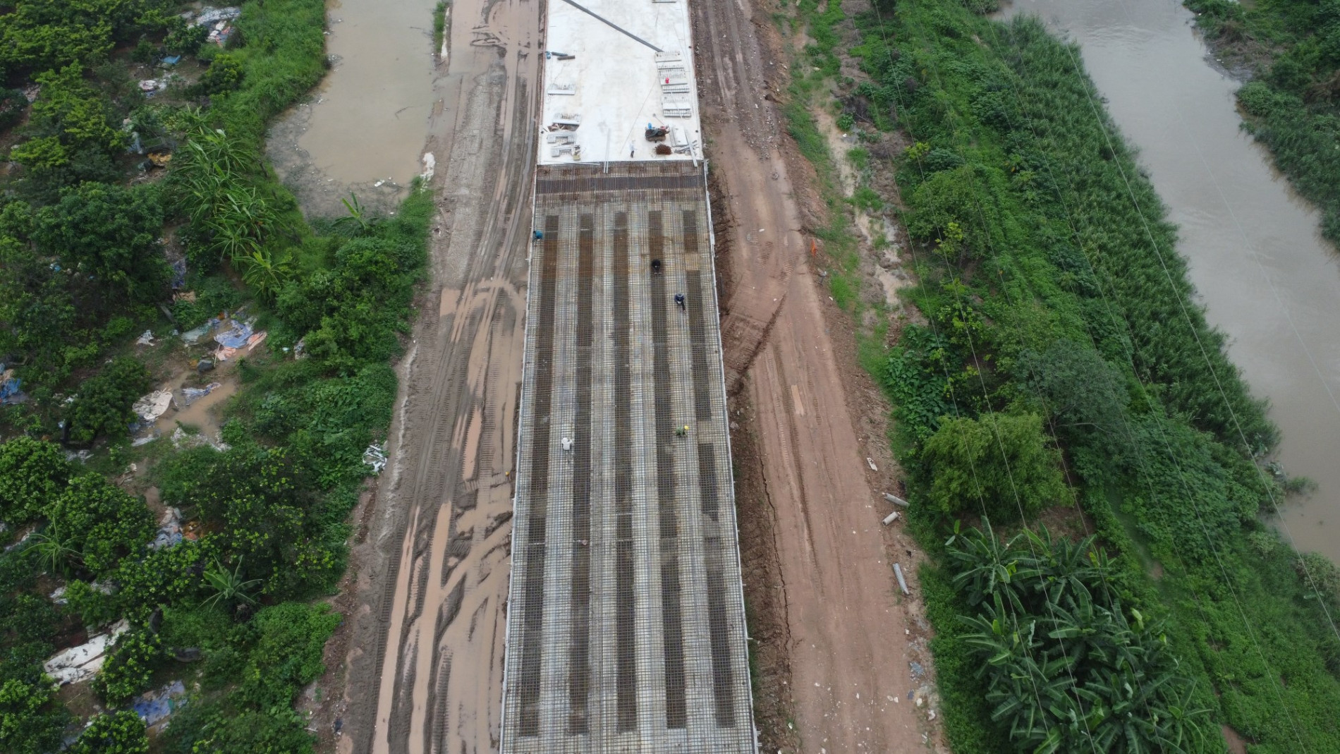 Cận cảnh cây cầu 600 m đang thành hình trên tuyến đường ven sông Cầu Ngà ở quận Nam Từ Liêm