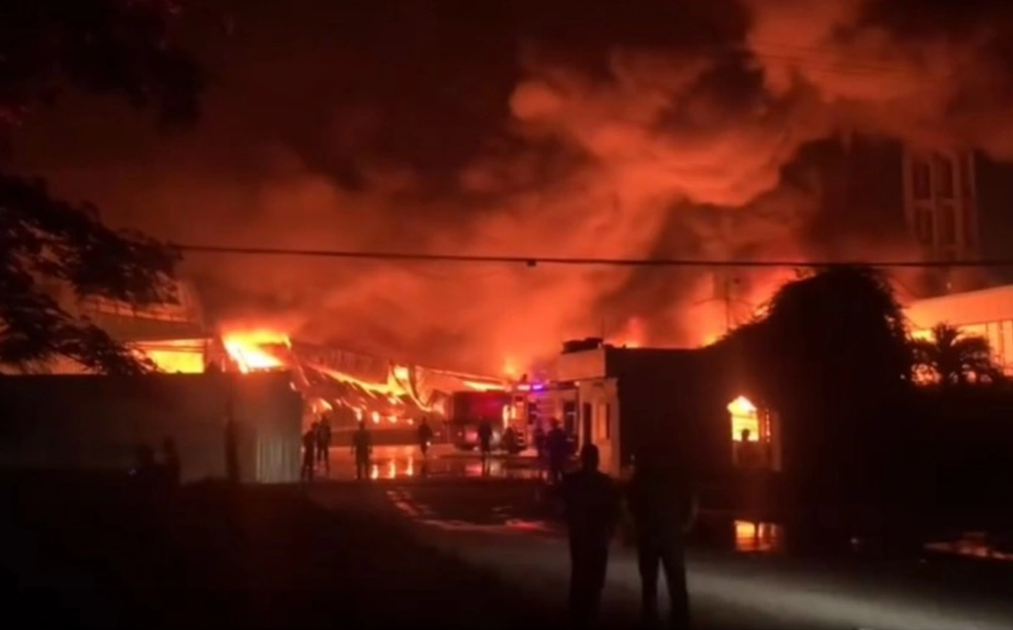 Cháy lớn trong khu công nghiệp thiêu rụi khoảng 4000m2 nhà xưởng - Ảnh 1.