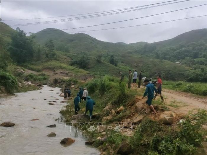 Các lực lượng tìm kiếm nạn nhân dọc theo khu vực suối xã Nậm Chày, huyện Văn Bàn (Lào Cai). Ảnh: TTXVN phát