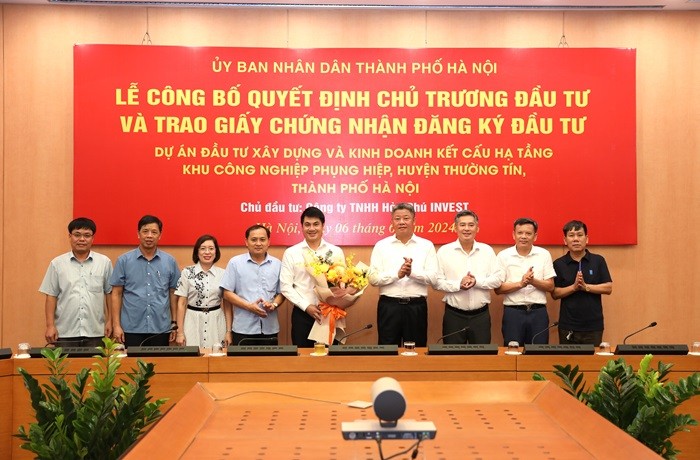 ha-noi-trao-giay-chung-nhan-dau-tu-kcn-phung-hiep-gan-3000-ty-dong-1717972981.jpg