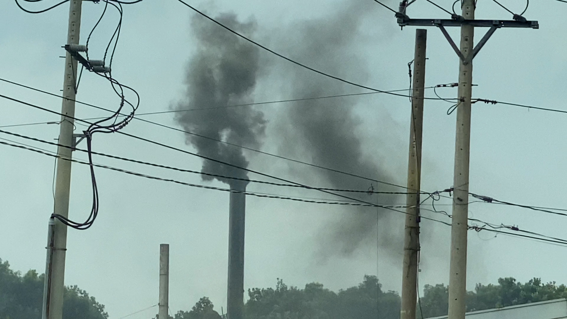 Bình Phước: Nhà máy khu công nghiệp vô tư xả khói đen khịt ra môi trường - Ảnh 2.