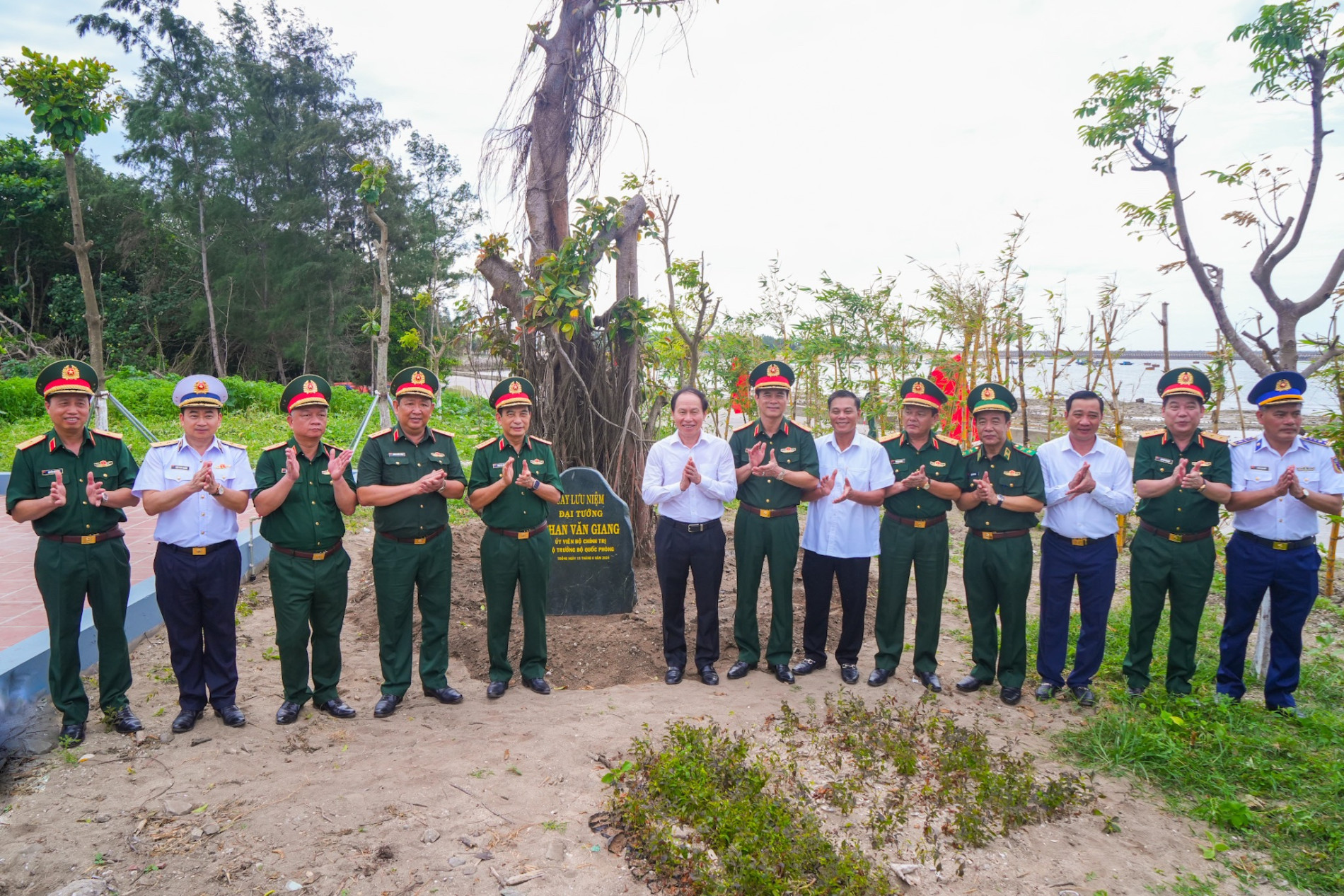 Đoàn công tác Bộ Quốc phòng thăm và làm việc tại huyện đảo Bạch Long Vĩ