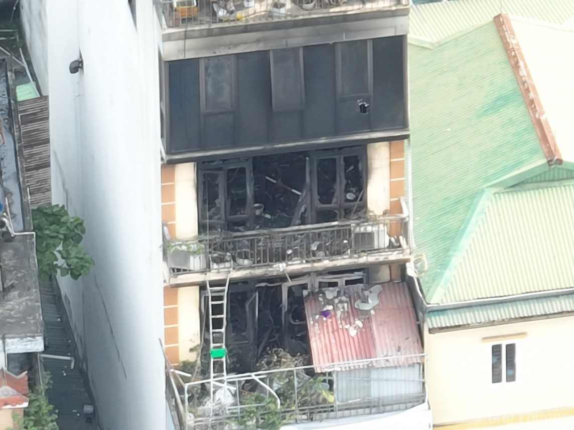 Khu vực cháy xuất phát từ tầng 4, toà nhà số 207 Định Công Hạ.