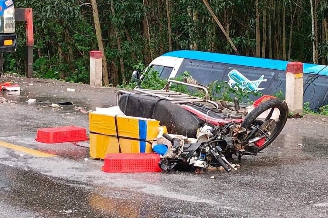Xe khách lật nghiêng sau va chạm ở Hà Tĩnh, một người tử vong - 2
