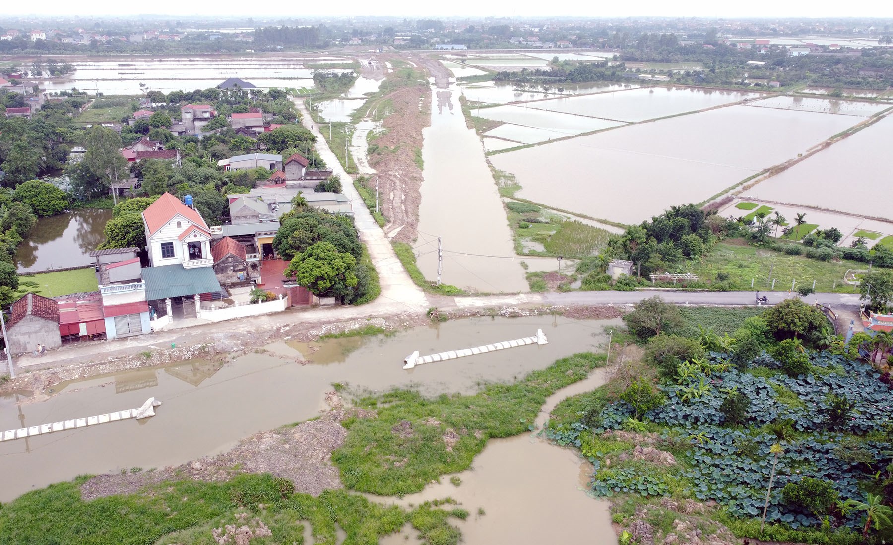 Toàn cảnh đường Tân Phúc - Võng Phan đang xây dựng qua huyện Phù Cừ, Hưng Yên