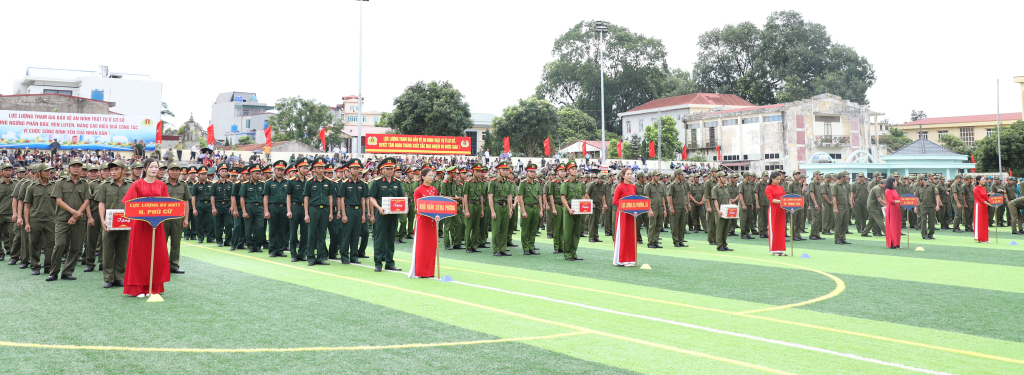 Các lực lượng tại lễ ra mắt Lực lượng tham gia bảo vệ ANTT ở cơ sở