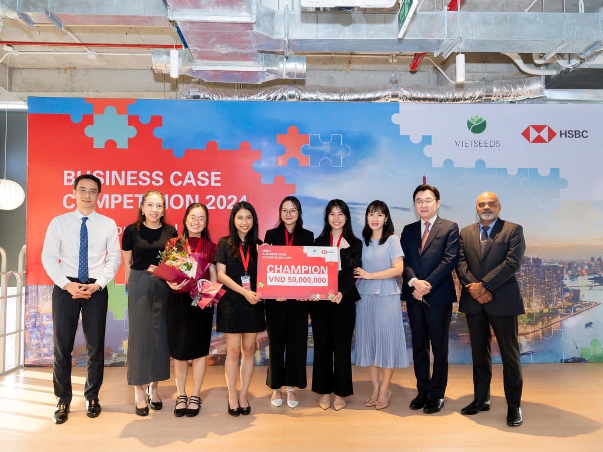 Bảo Tiên (thứ 3 từ trái qua) cùng nhóm sinh viên VinUni giành giải quán quân cuộc thi Giải quyết tình huống kinh doanh HSBC năm 2024.