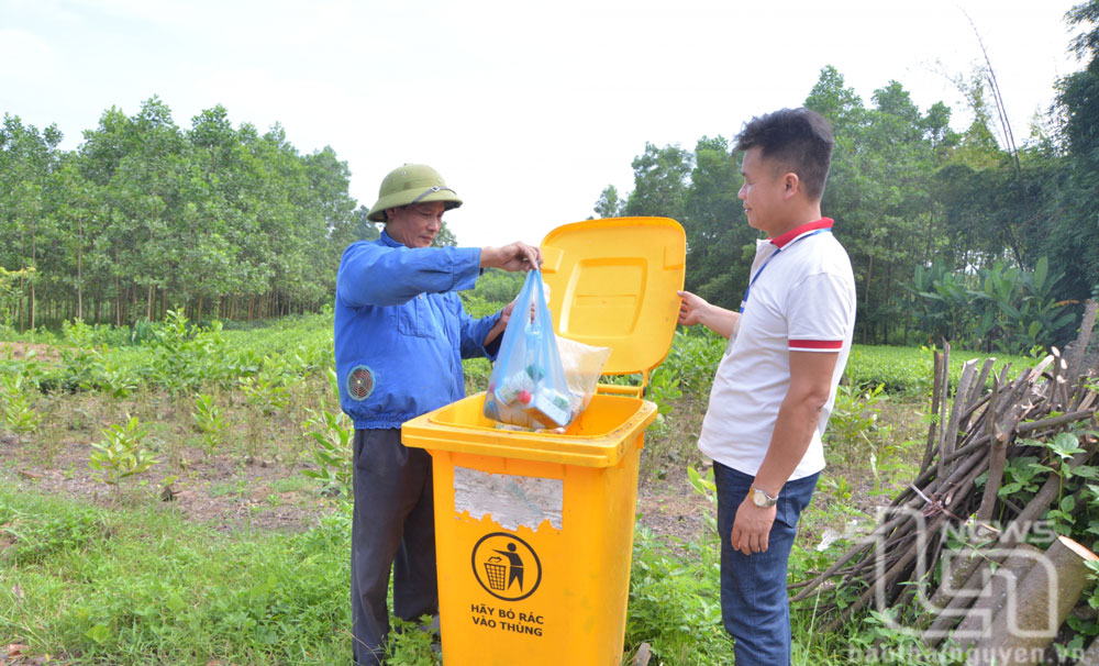 Người dân xóm Khưu 3, xã Phục Linh (Đại Từ), thu gom bao bì thuốc bảo vệ thực vật vào thùng rác chuyên dụng.