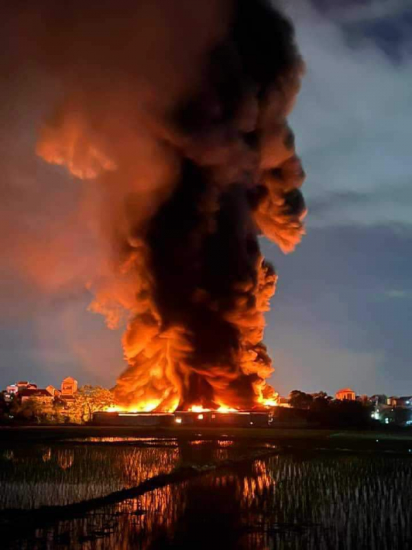 Cảnh sát phòng cháy xuyên đêm dập lửa xưởng nhựa Phúc Yên -0