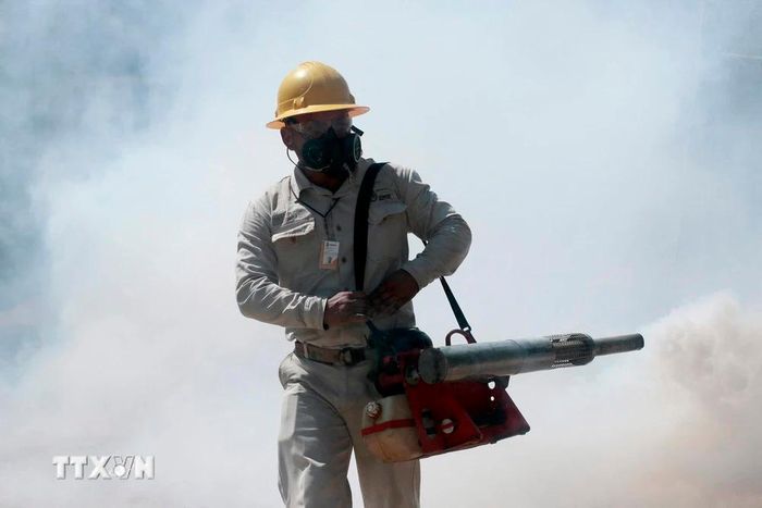 Nhân viên phun thuốc diệt muỗi tại Acapulco, bang Guerrero, Mexico. (Ảnh: AFP/TTXVN)